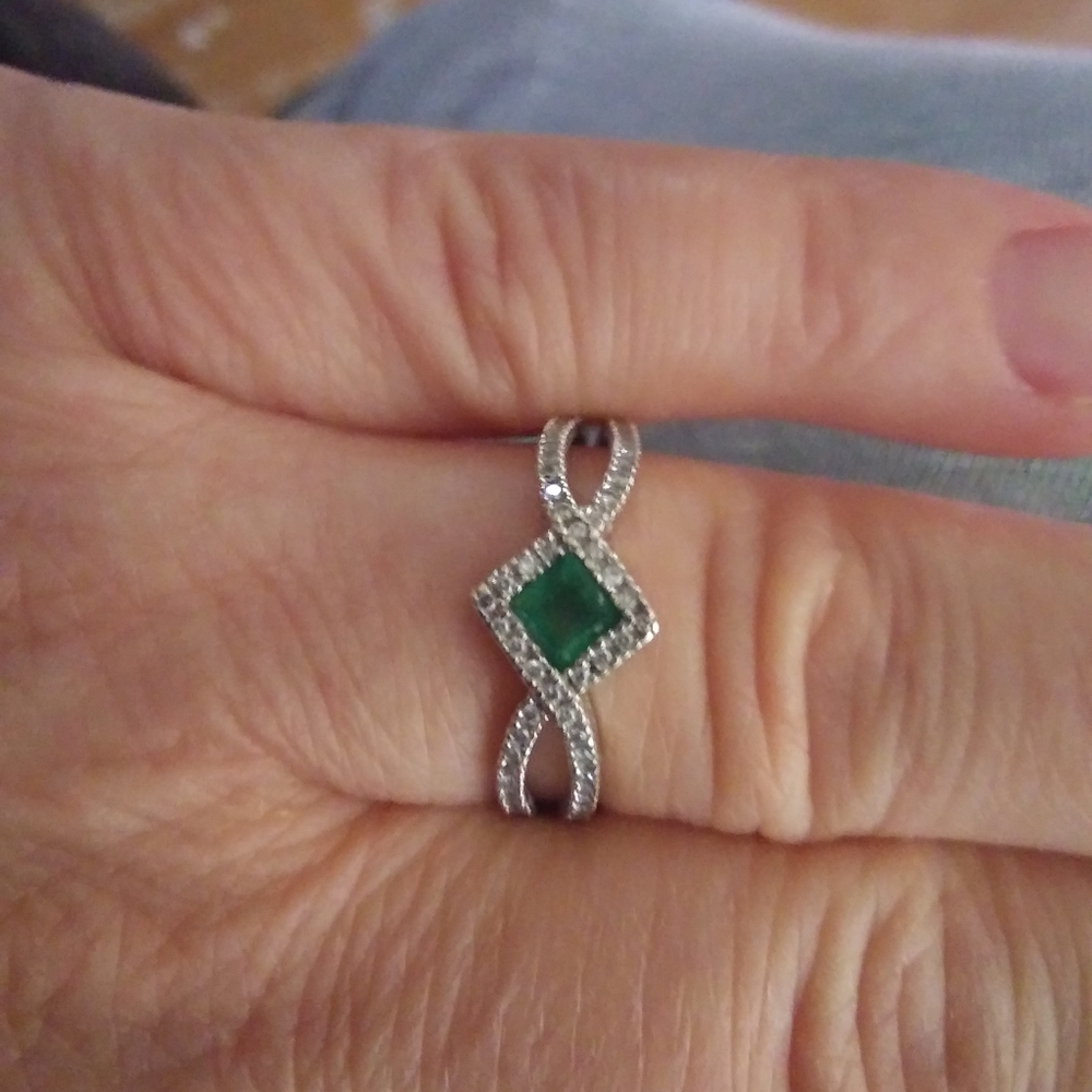 14 k White Gold Emerald with diamonds